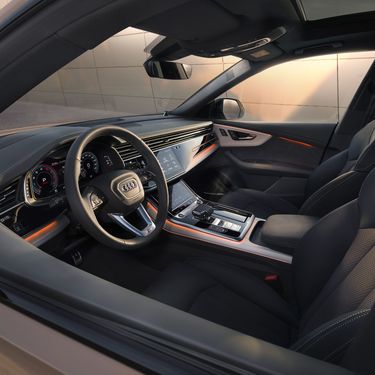 Foto del interior de un Audi Q8 SUV. 