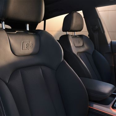 Foto de los asientos de un Audi Q8 SUV. 